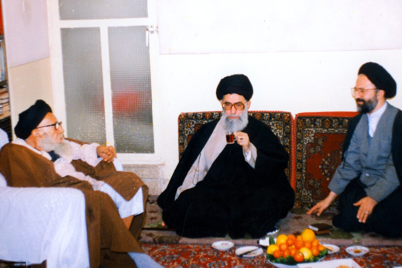 دیدار آیت الله خامنه‌ای با عارف مشهور + عکس