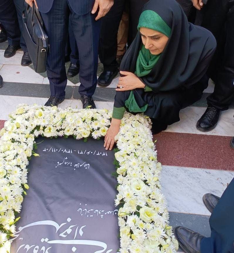فاتحه خوانی فرزانه صادق بر مزار جانباختگان معدن طبس + عکس