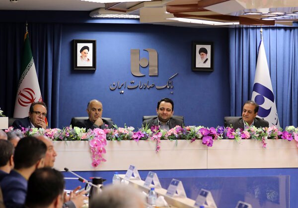 ​نشست مشترک مدیران عامل بانک صادرات ایران و ایران‌خودرو برگزار شد /عظیمی: بانک صادرات ایران یکی از مطمئن‌ترین تکیه‌گاه‌های تولید کشور است