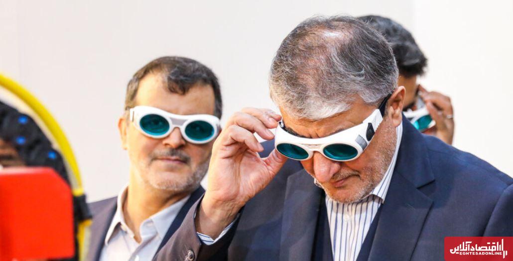 رئیس سازمان انرژی اتمی با عینک خاص در مراسم رونمایی از جدیدترین دستاوردهای ایران + عکس