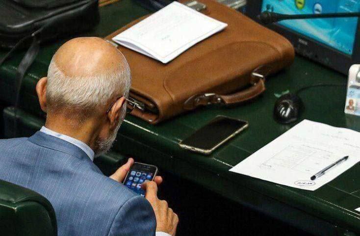 گوشی آیفون مخالف دوآتشه واردات آیفون، جنجال به پا کرد!