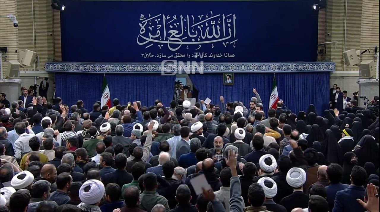 آیه نصب شده در محل سخنرانی امروز رهبر انقلاب چه بود؟+ عکس