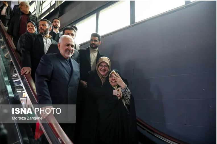 تصویری جالب از بهروز آذر در آغوش خانم سخنگو + عکس