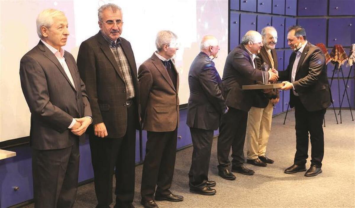 بالاترین سطح جایزه نوزدهمین جشنواره ملی انتشارات روابط عمومی به فولاد مباركه رسید بالاترین سطح جایزه نوزدهمین جشنواره ملی انتشارات روابط عمومی به فولاد مباركه رسید