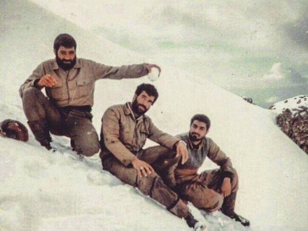 برف‌بازی سردار سلیمانی در یک عملیات برون‌مرزی + عکس