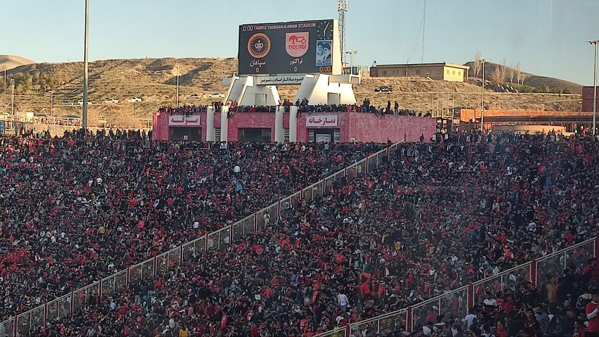حضور هواداران تراکتور پشت درهای ورزشگاه یادگار امام + فیلم