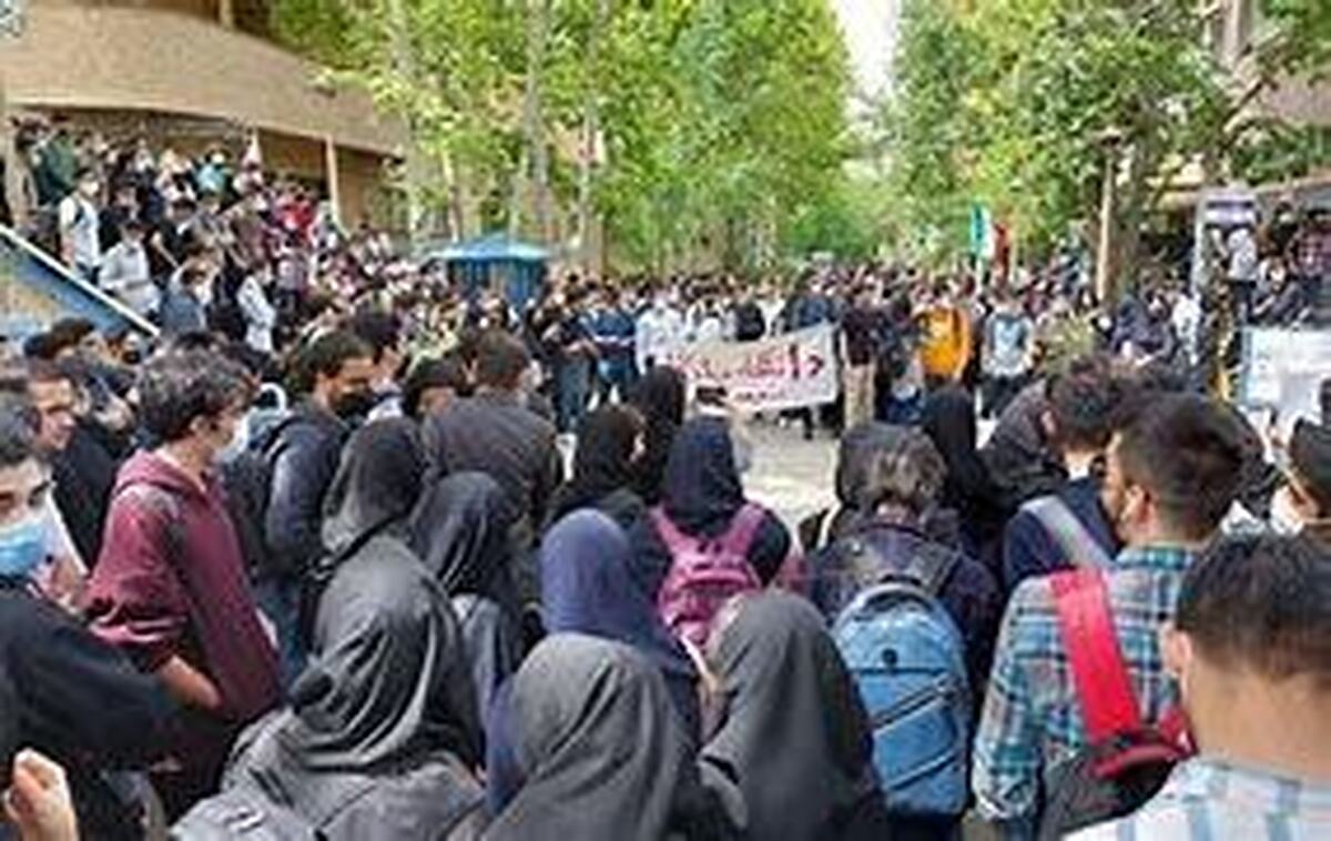 تجمع اعتراضی دانشجویان مقابل سفارت مجارستان + فیلم