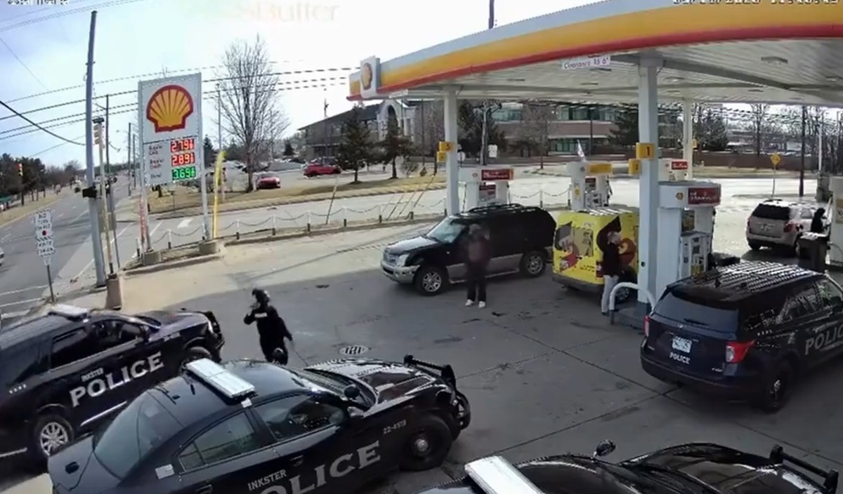 تصادف ماشین پلیس با یک افسر پلیس زن + فیلم تصادف ماشین پلیس با یک افسر پلیس زن + فیلم