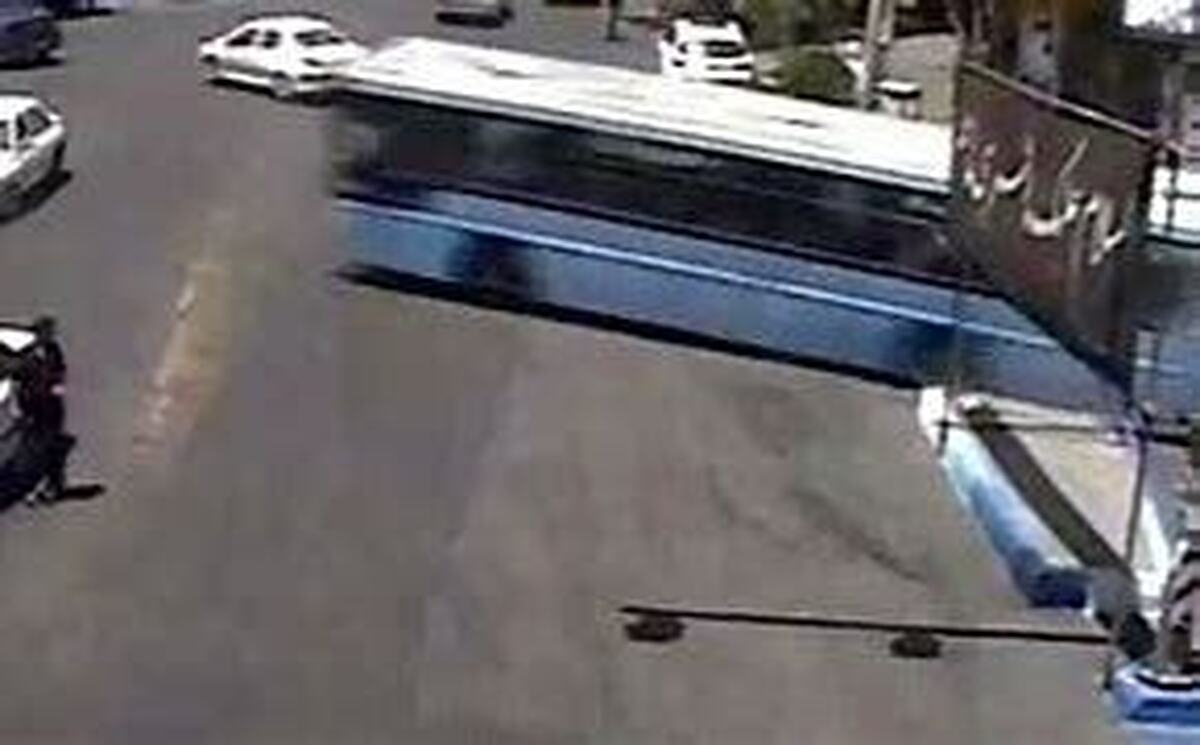 لحظه دلخراش برخورد اتوبوس به عابر پیاده + فیلم