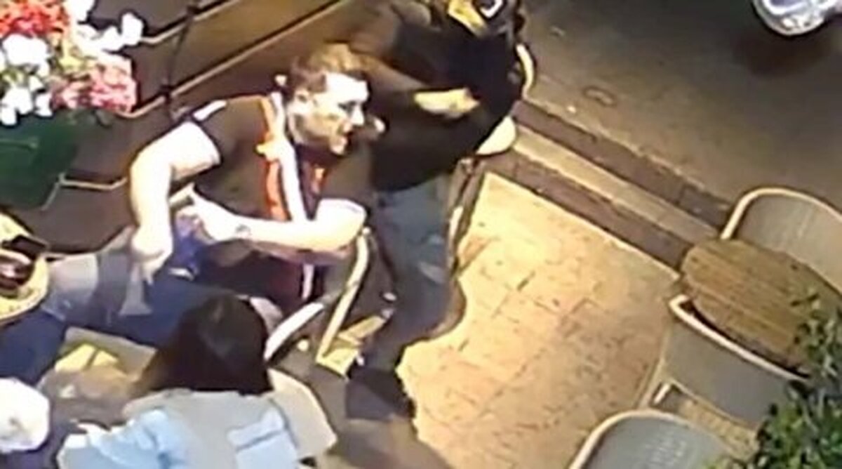 لحظه سرقت وحشیانه زنجیر طلا یک شهروند مقابل همسرش + فیلم