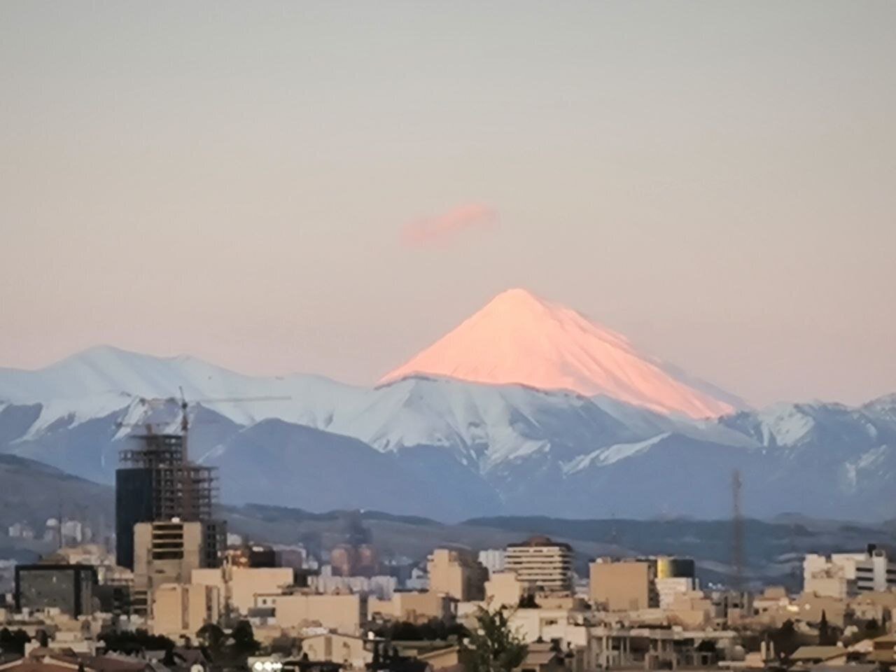 نمای زیبای قله دماوند از پارک پردیسان + عکس