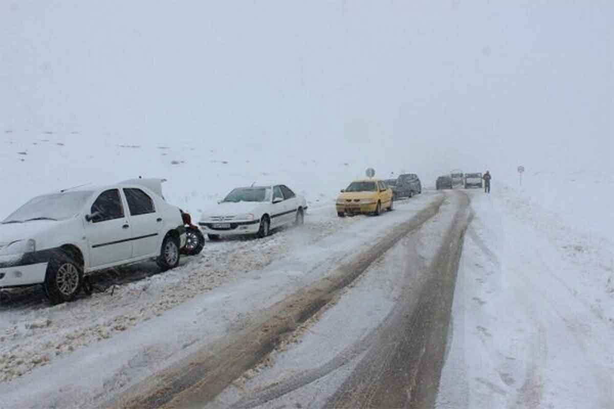 برف و بوران در این جاده حادثه آفرید + فیلم برف و بوران در این جاده حادثه آفرید + فیلم
