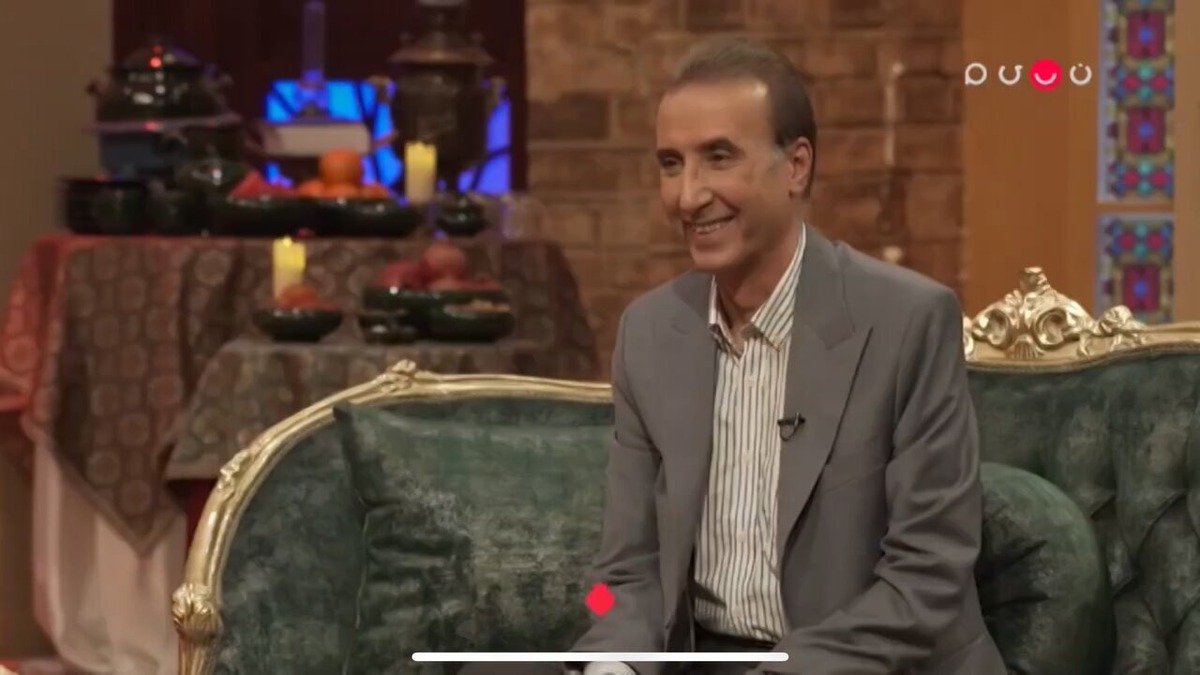 حیاتی در تلویزیون آهنگ پوست شیر ابی را خواند