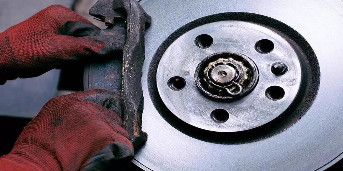 چرا ترمز خودرو قفل می‌کند و چگونه مشکل را رفع کنیم؟