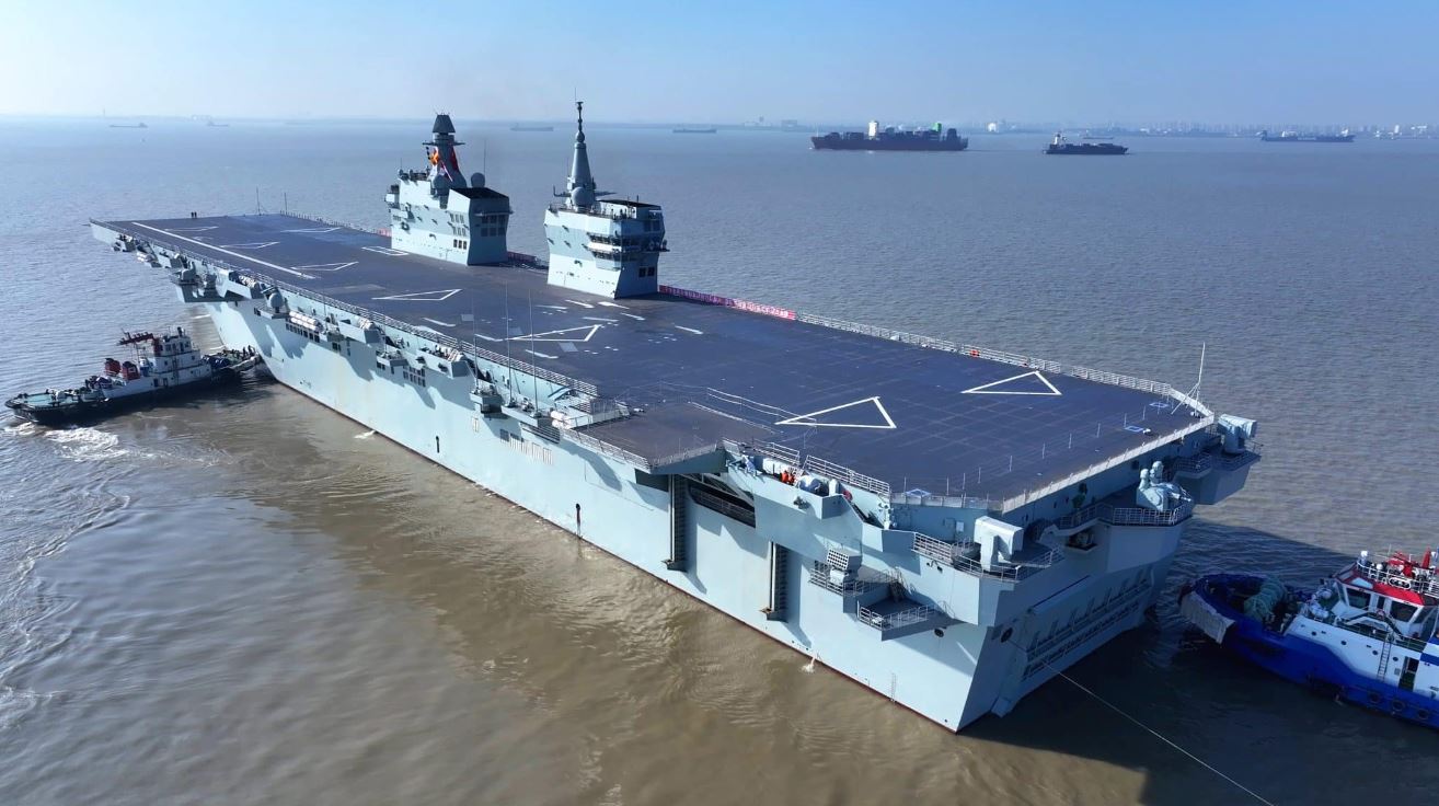 چین از بزرگترین ناو هواپیمابر جهان رونمایی کرد + تصاویر چین از بزرگترین ناو هواپیمابر جهان رونمایی کرد + تصاویر