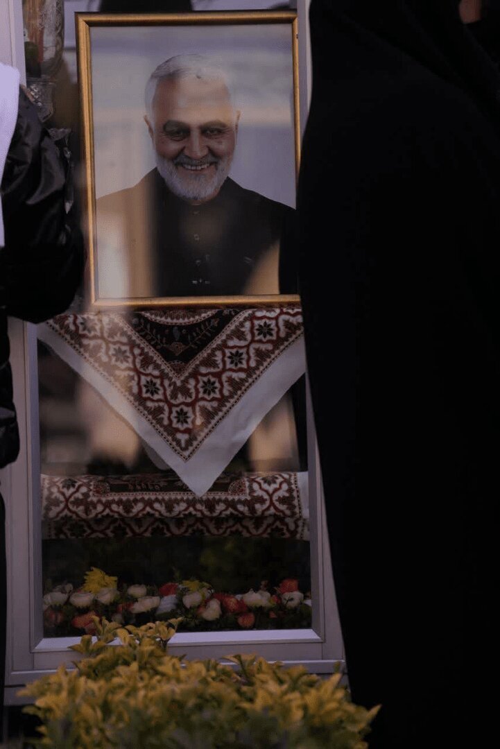 حضور زائران روسی بر سر مزار سردار سلیمانی + عکس حضور زائران روسی بر سر مزار سردار سلیمانی + عکس