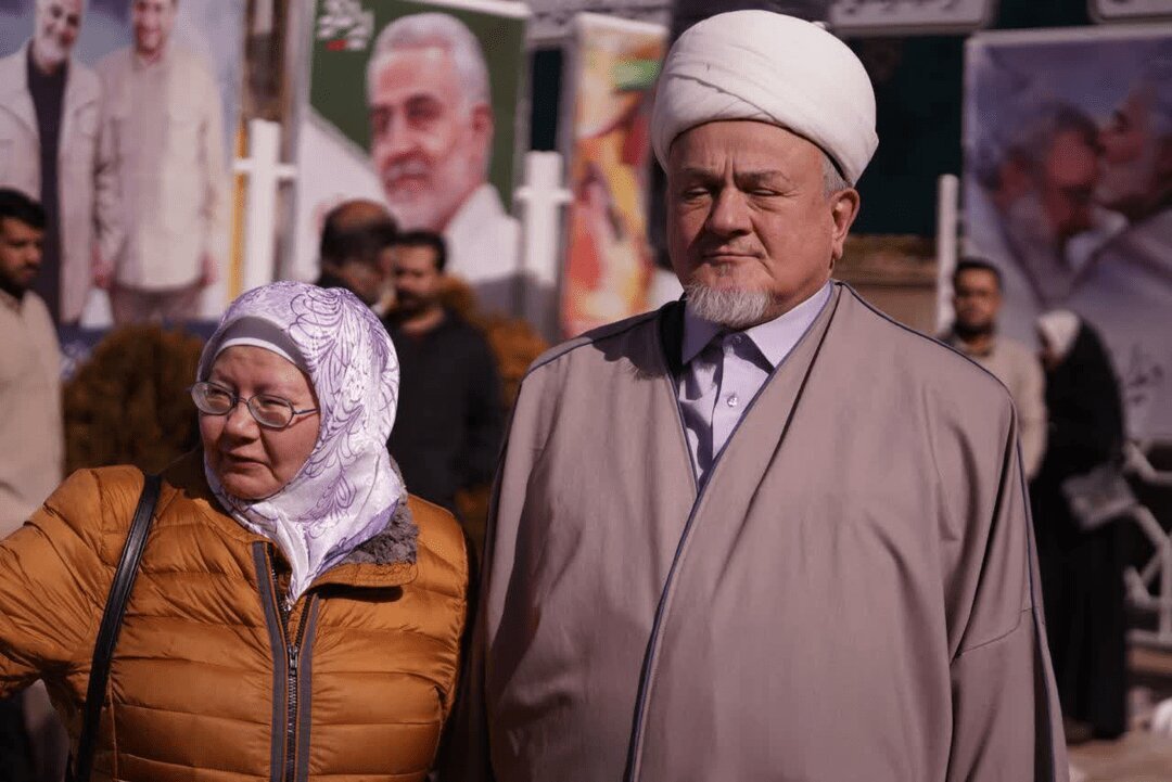 حضور زائران روسی بر سر مزار سردار سلیمانی + عکس حضور زائران روسی بر سر مزار سردار سلیمانی + عکس