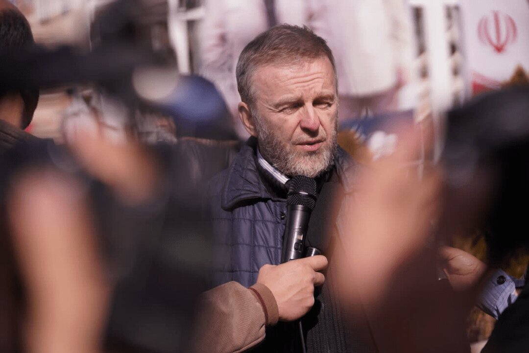 حضور زائران روسی بر سر مزار سردار سلیمانی + عکس حضور زائران روسی بر سر مزار سردار سلیمانی + عکس