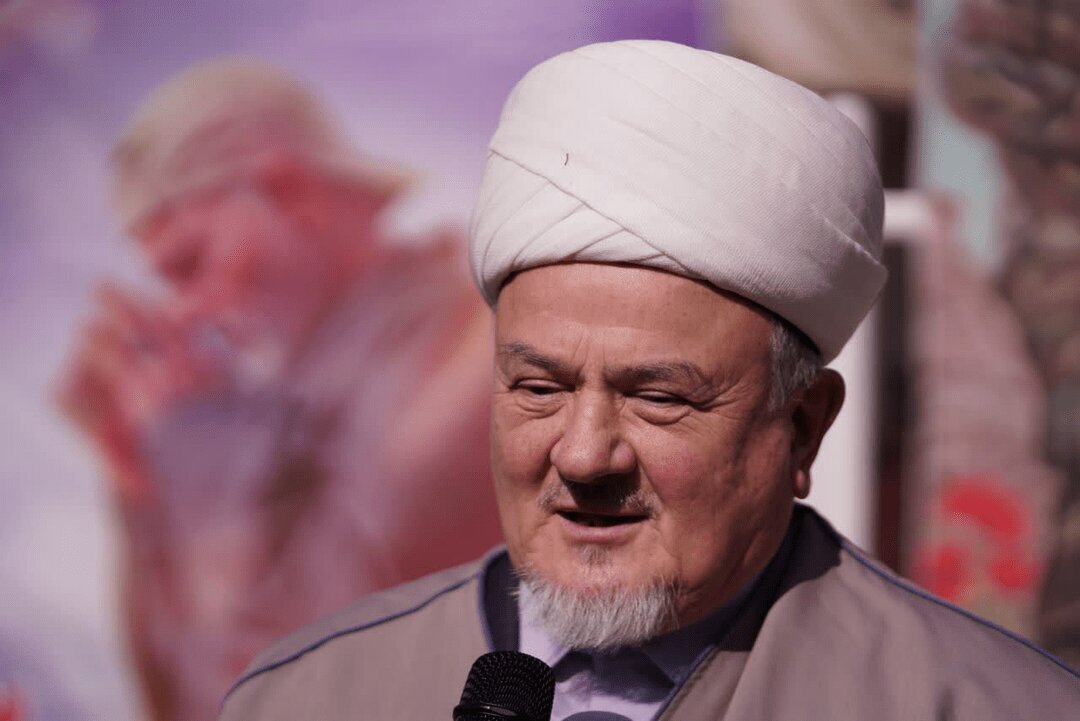 حضور زائران روسی بر سر مزار سردار سلیمانی + عکس حضور زائران روسی بر سر مزار سردار سلیمانی + عکس