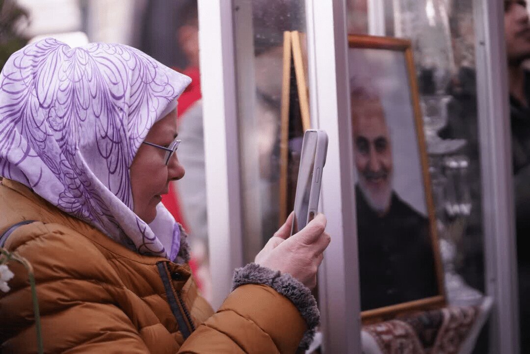 حضور زائران روسی بر سر مزار سردار سلیمانی + عکس حضور زائران روسی بر سر مزار سردار سلیمانی + عکس