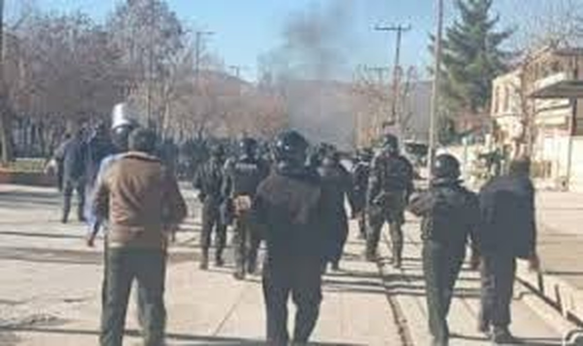 ویدئوی جنجالی از اعتراضات دی ۱۴۰۴ و برخورد با پلیس موتورسوار + فیلم