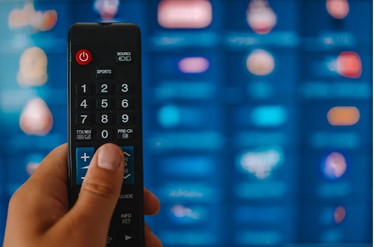 خوانندگی افتضاح مجری زن صدا و سیما سوژه شد + فیلم