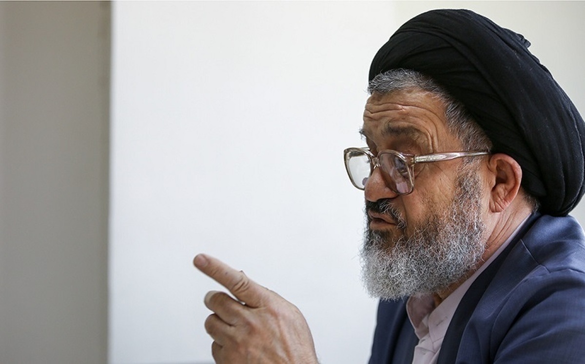 اکرمی: به جای ۱۰ لیون، ۹ لیوان چای بخورید / مردم ۸۰ میلیارد دلار پول دارند!