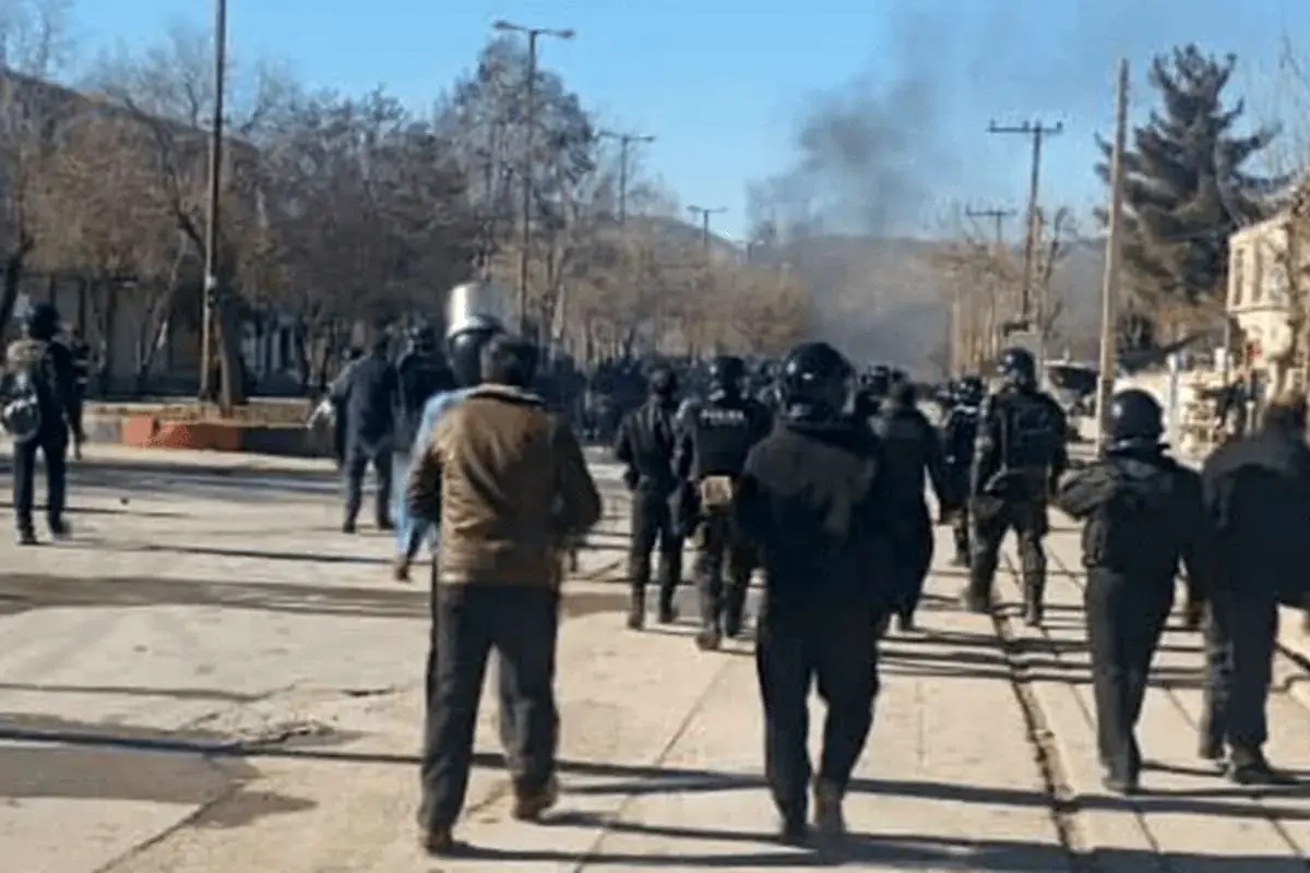 شلیک چند تک تیرانداز از ساختمان‌های نیمه‌کاره به سمت مردم و ماموران در لردگان + فیلم