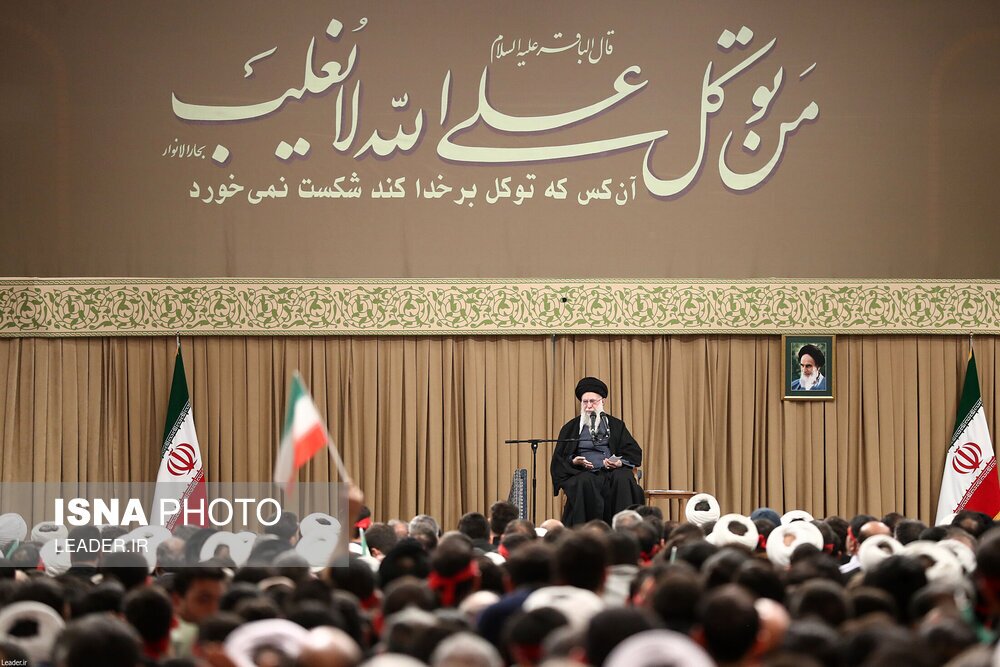 نوشته پشت سر رهبر انقلاب در دیدار با مردم قم جلب توجه کرد+ عکس نوشته پشت سر رهبر انقلاب در دیدار با مردم قم جلب توجه کرد+ عکس