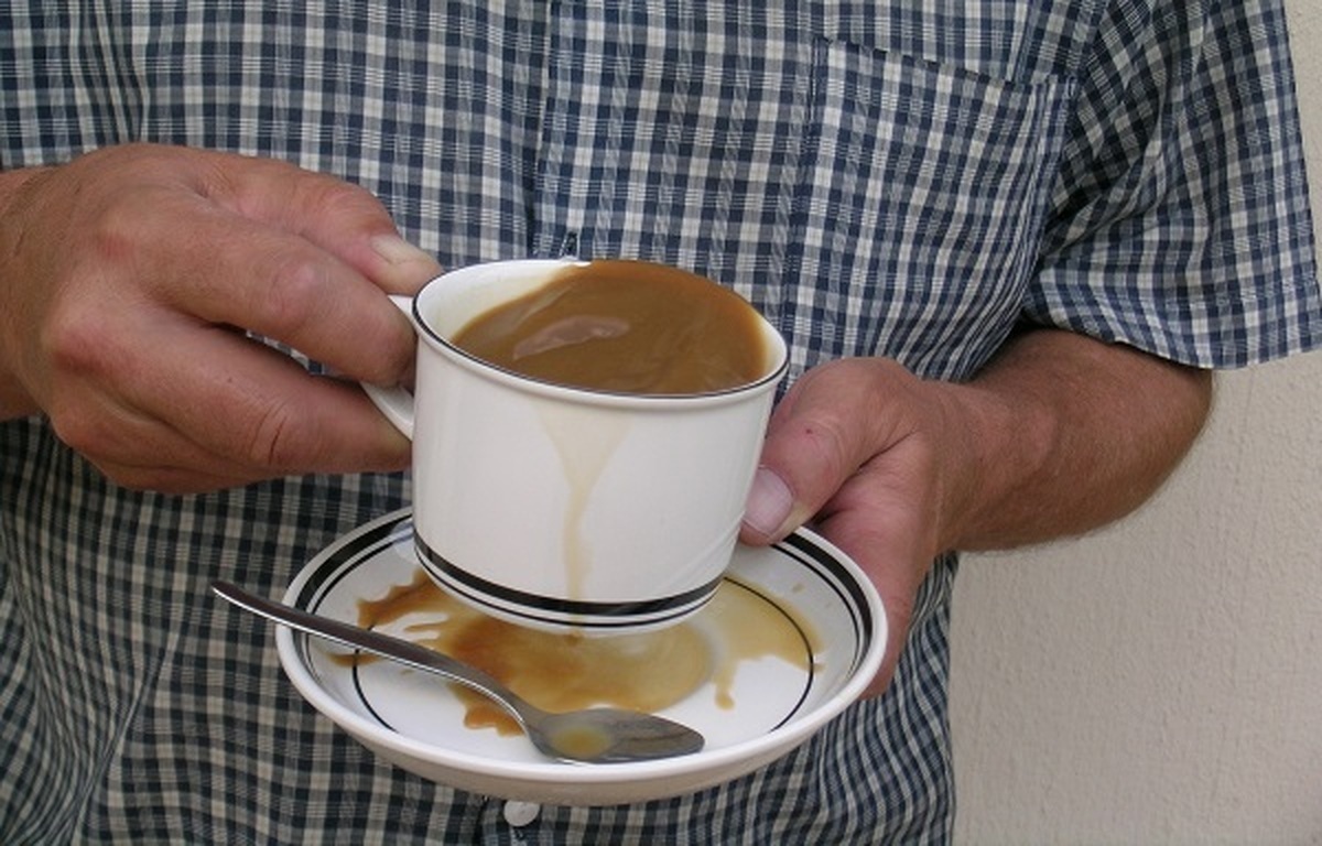 علت لرزش بدن چبست و چگونه آن را درمان کنیم؟