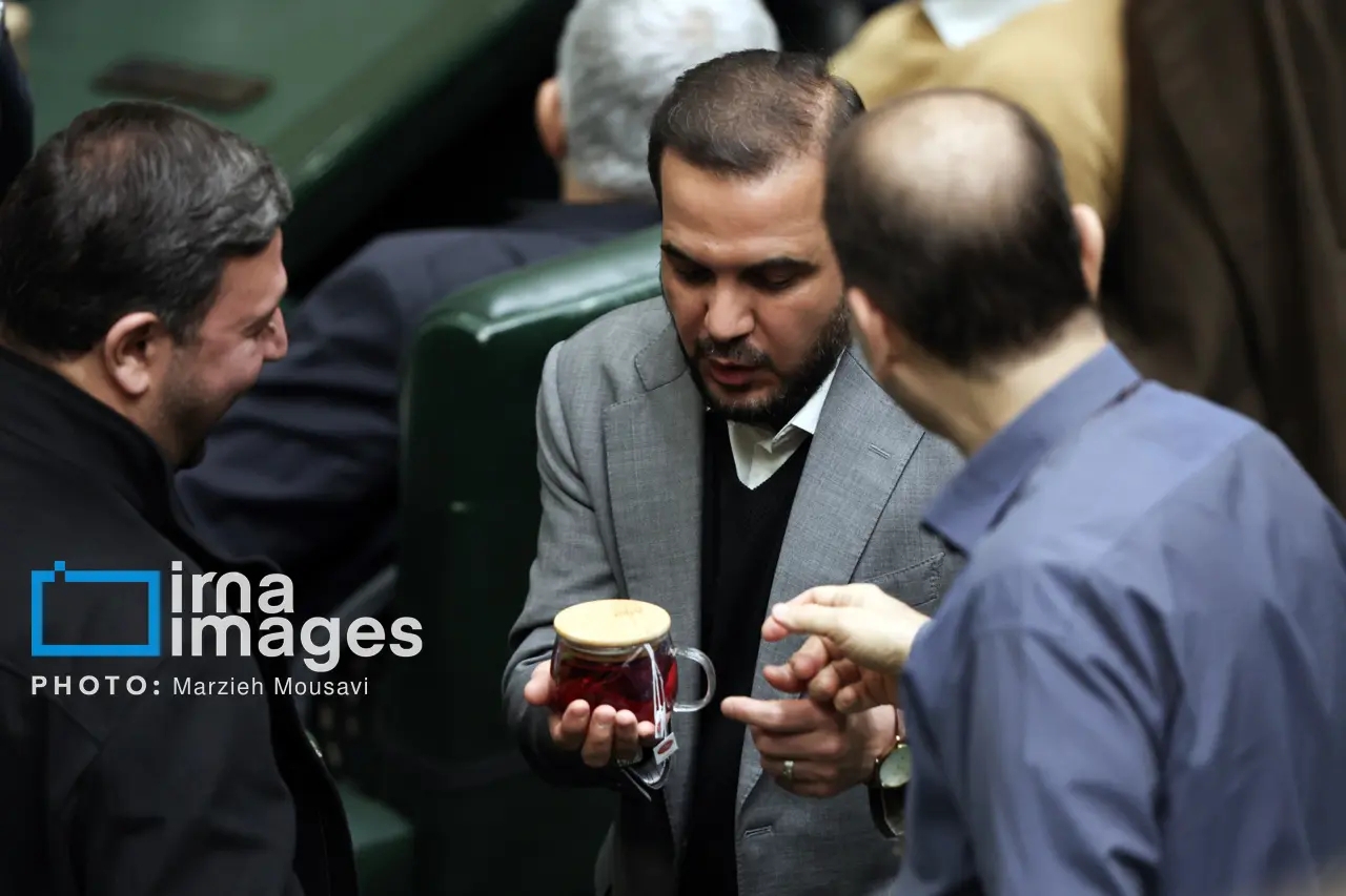 صبحانه خوردن نمایندگان مجلس در صحن علنی! + عکس صبحانه خوردن نمایندگان مجلس در صحن علنی! + عکس