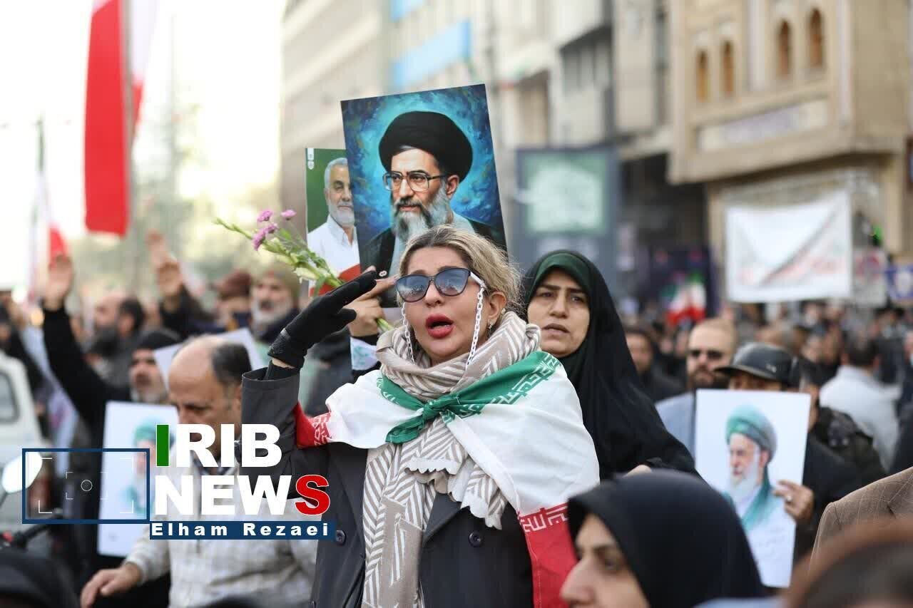 سلام نظامی زن بی‌حجاب به تصویر رهبر انقلاب در تهران + عکس