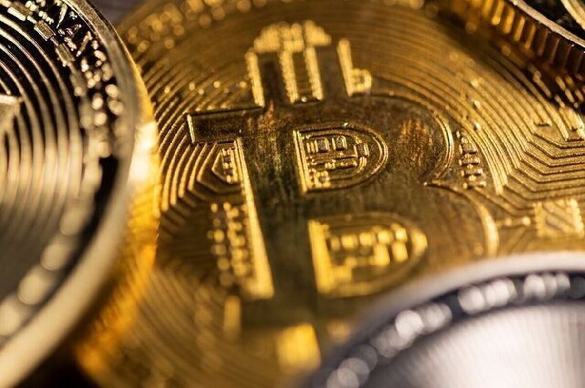 قیمت ارز‌های دیجیتال امروز جمعه ۲۶ دی/ بیت‌کوین از سقف جدید عقب نشست