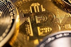 قیمت ارز‌های دیجیتال امروز جمعه ۲۶ دی/ بیت‌کوین از سقف جدید عقب نشست