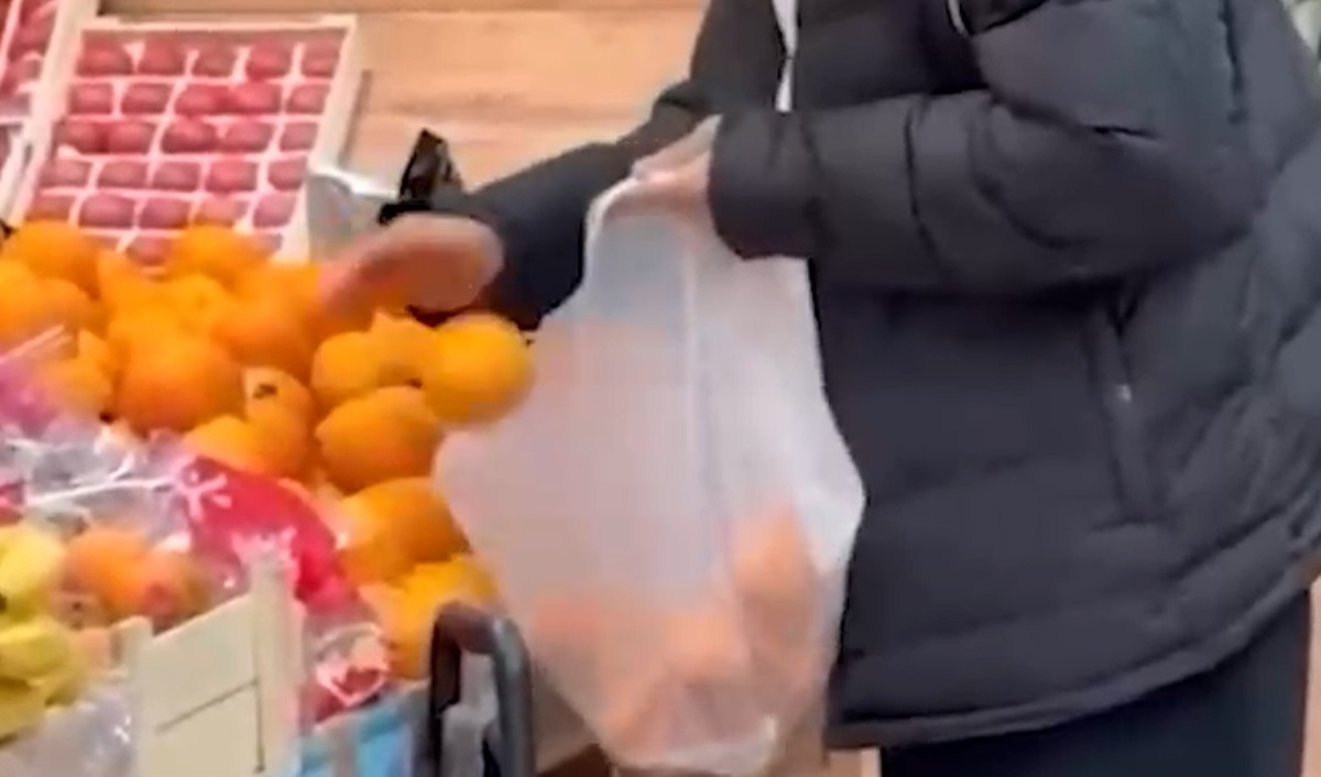 روش جدید سرقت میوه هنگام خرید + فیلم