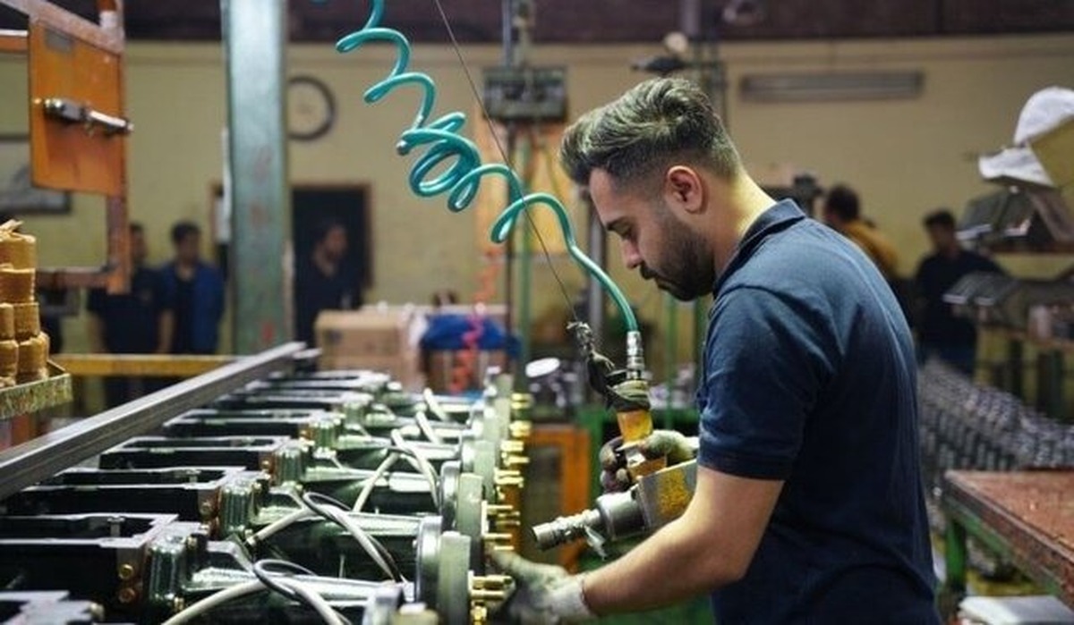 سهم کم دستمزد نیروی کار از  تولید و کالای کارفرما / افزایش دستمزد کارگران موجب افزایش تورم نمی‌شود