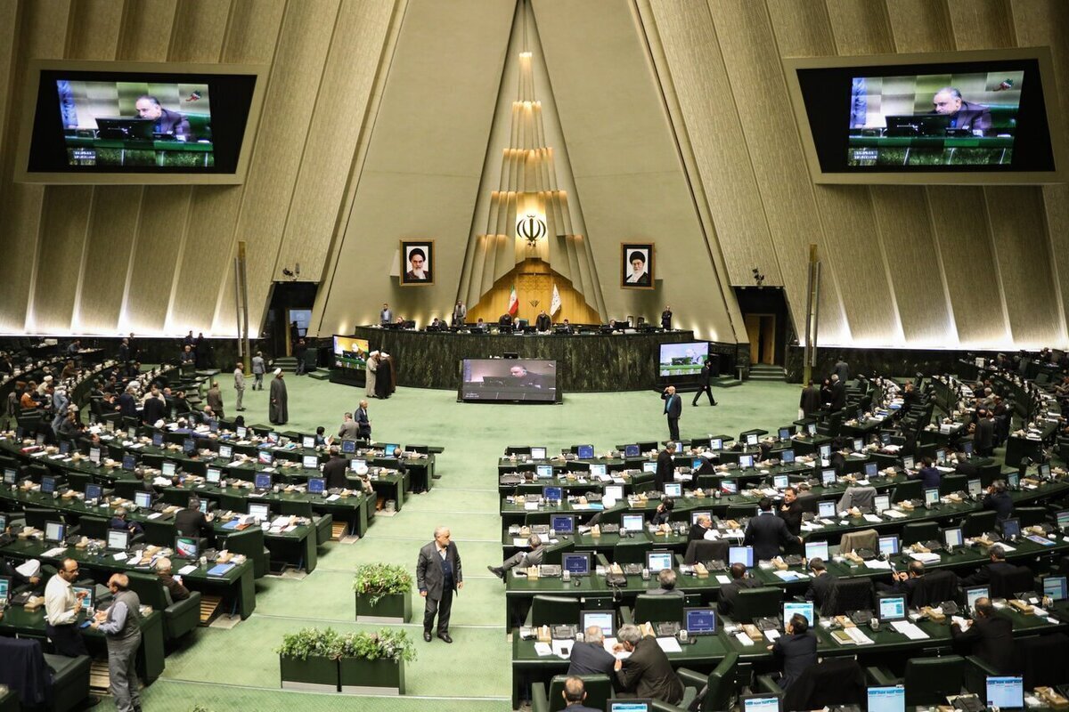 عقب‌نشینی مجلس از استیضاح وزرای پزشکیان / حمایت رهبر انقلاب از دولت فصل الخطاب شد