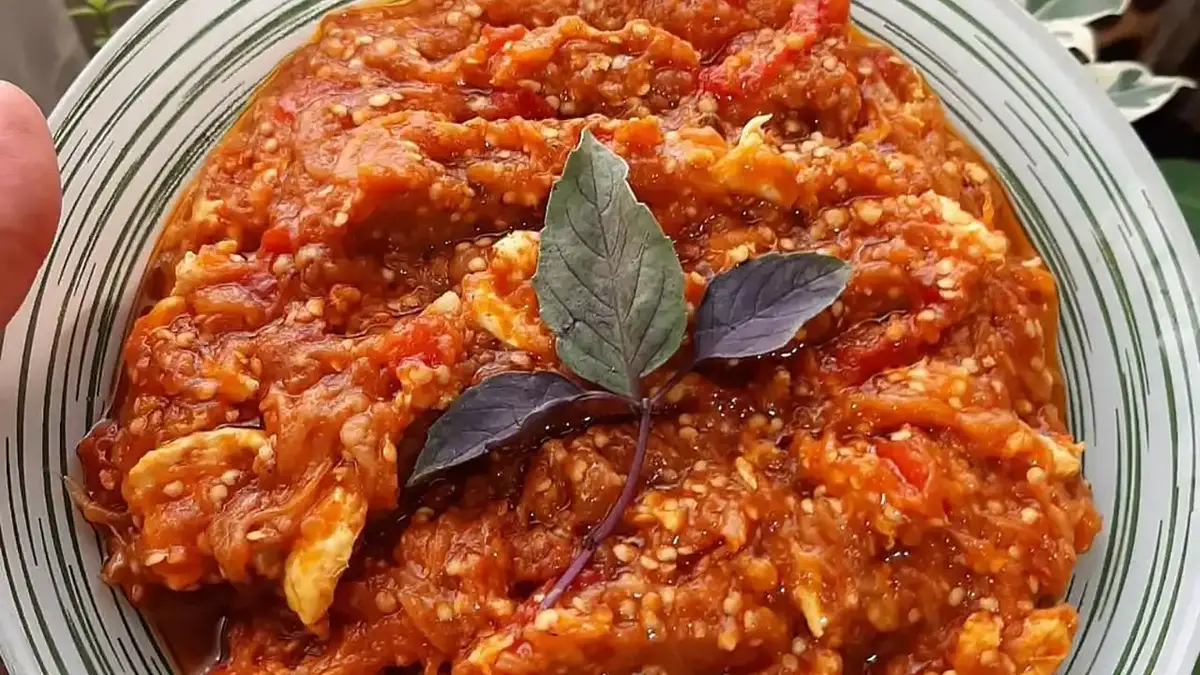 طرز تهیه میرزا قاسمی اصیل گیلانی با بادمجان کبابی و طعمی دودی