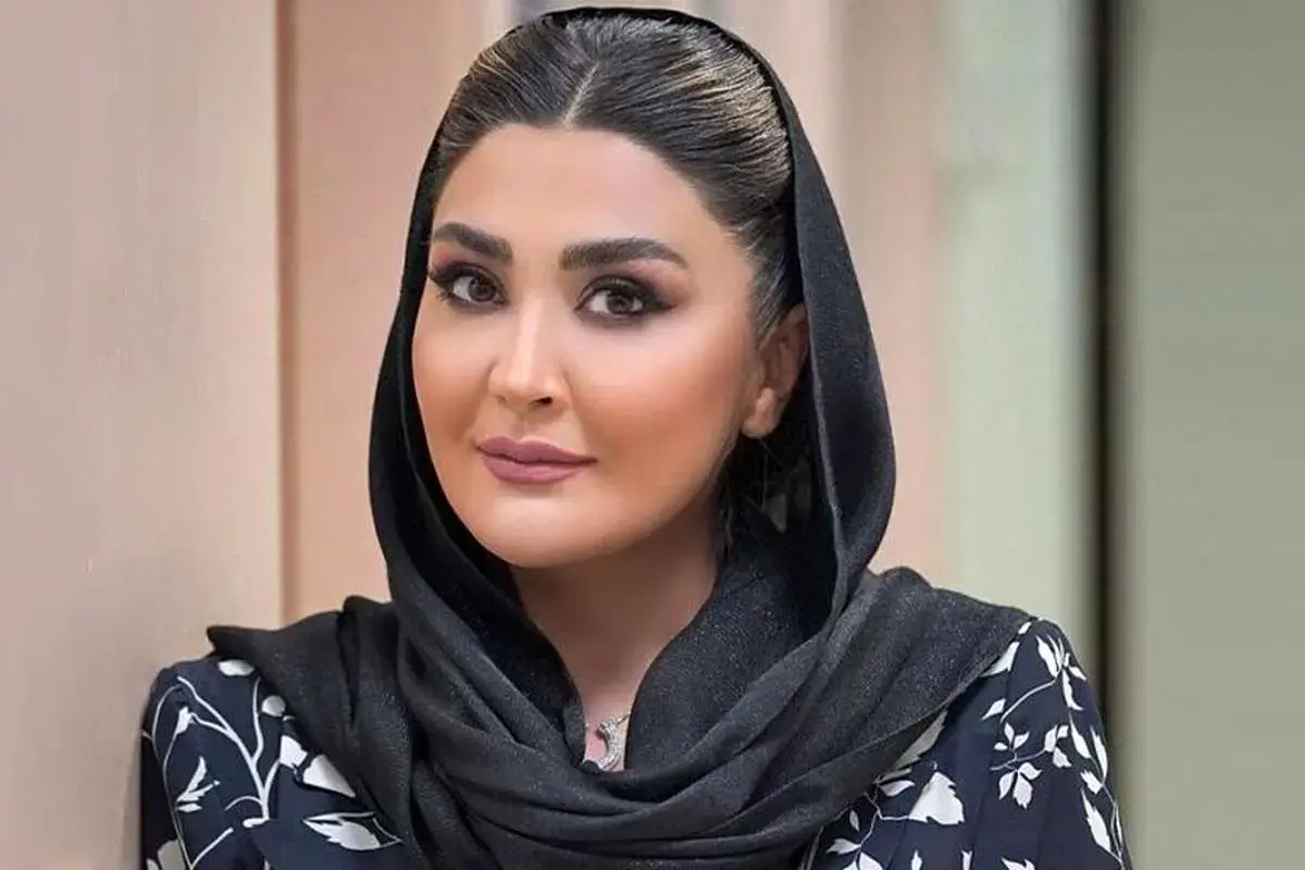 استایل شیک خانم بازیگر با لباس و کلاه کریسمسی+ عکس