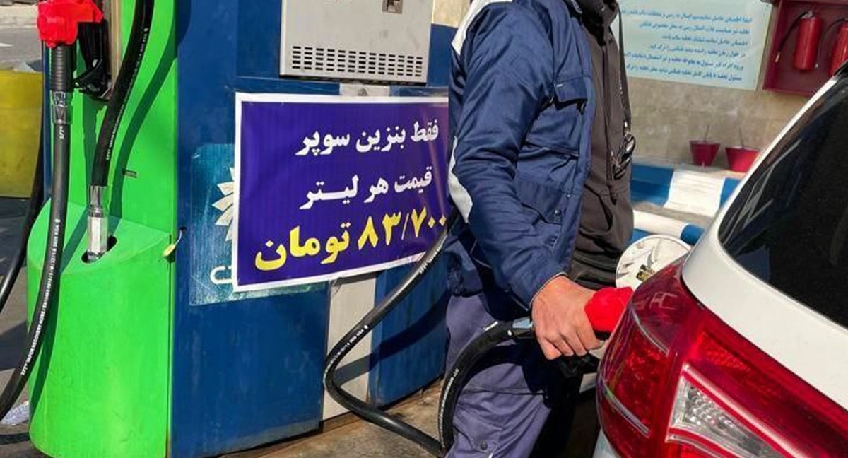 صف عجیب و طولانی برای بنزین سوپر ۸۳ هزار تومانی + فیلم