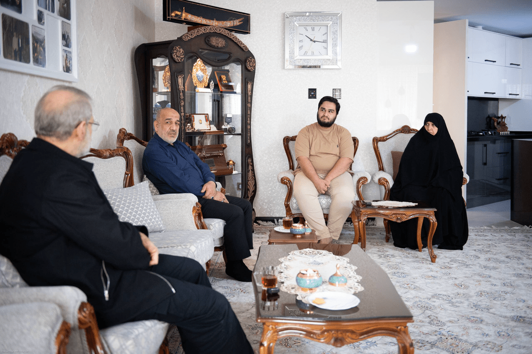 آخرین تصاویر از دیدار علی لاریجانی با خانواده‌ شهیدان حاجی‌زاده و باقری