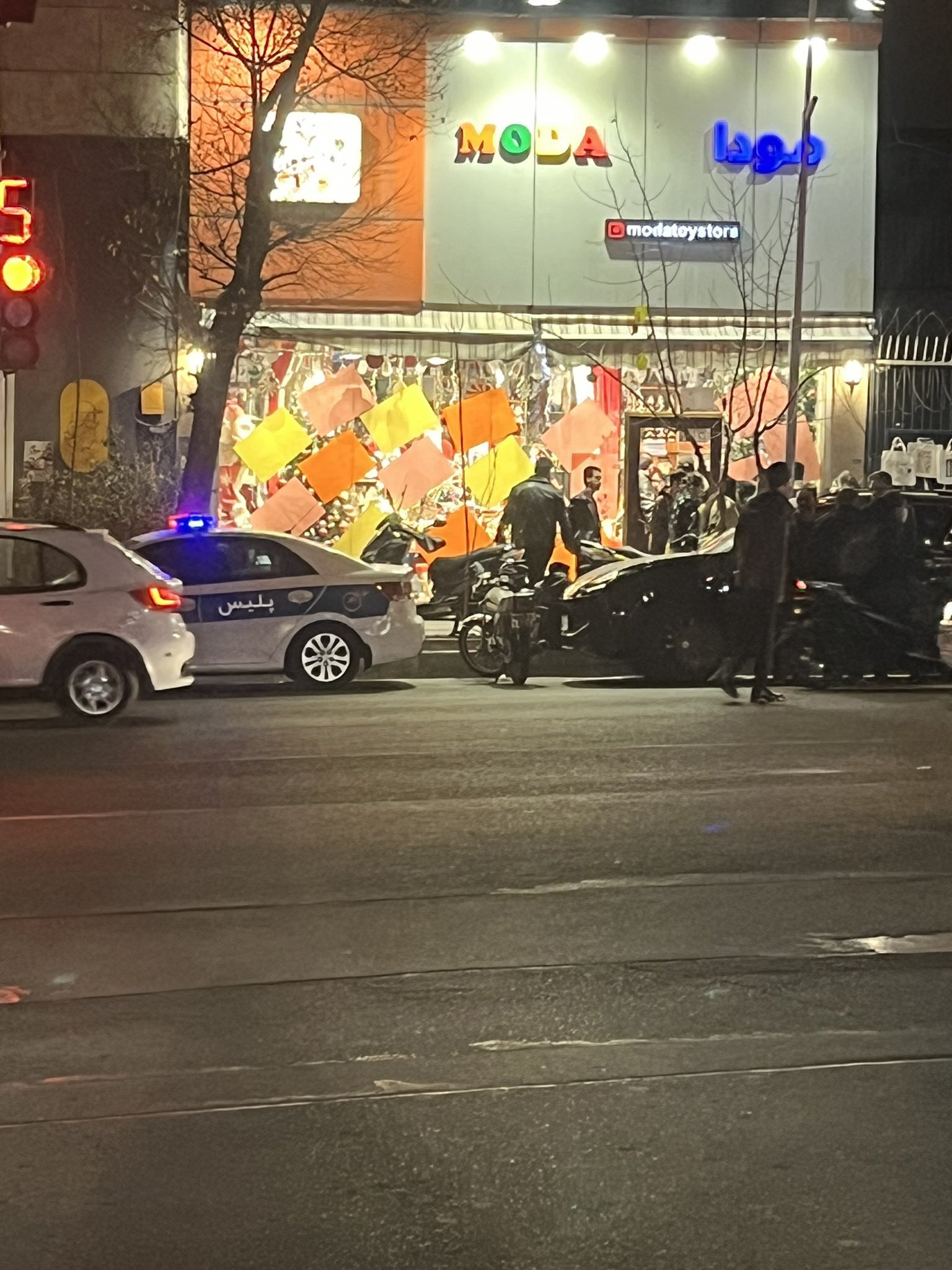 ویترین‌های کریسمسی خیابان میرزای شیرازی ناپدید شد