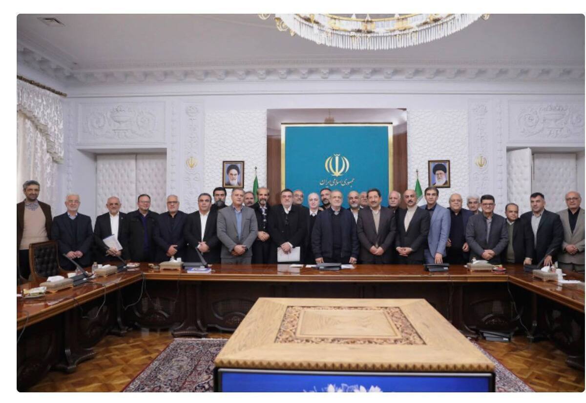 جلسه مهم پزشکیان و همتی / سقوط قیمت دلار و طلا در راه است؟