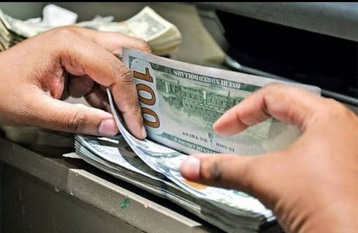 پیش‌ بینی قیمت دلار فردا شنبه ۱۱ بهمن ۱۴۰۴ / ارزپاشی بانک مرکزی جواب می‌دهد یا طوفان در راه است؟