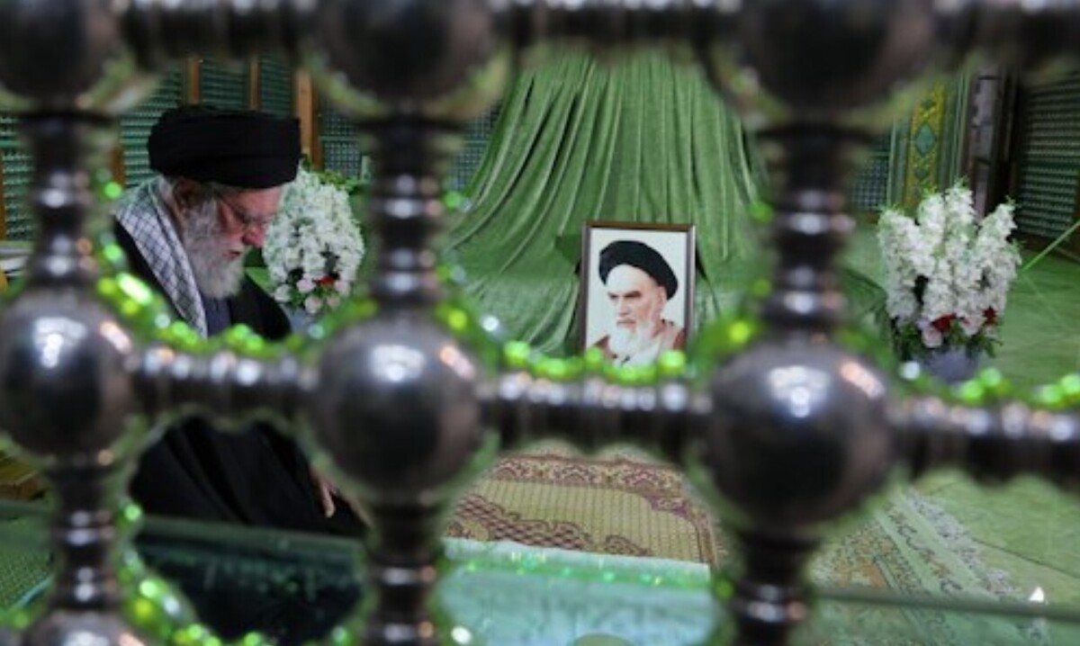 پاسخ غیرمستقیم رهبر انقلاب به ترامپ / رهبری در مرقد امام خمینی (ره) حضور یافتند + عکس