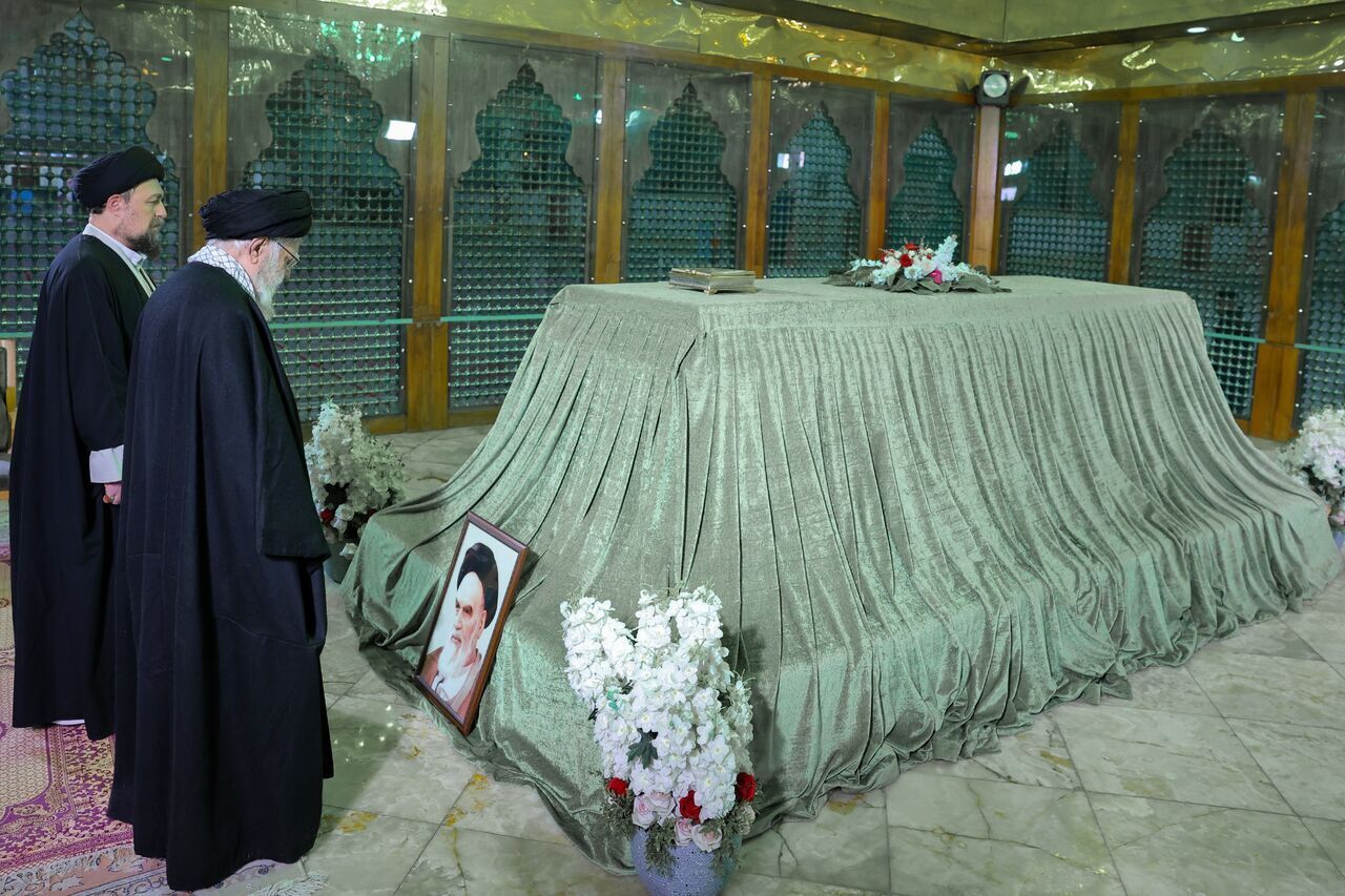 پاسخ غیرمستقیم رهبر انقلاب به ترامپ / رهبری در مرقد امام خمینی (ره) حضور یافتند + عکس پاسخ غیرمستقیم رهبر انقلاب به ترامپ / رهبری در مرقد امام خمینی (ره) حضور یافتند + عکس