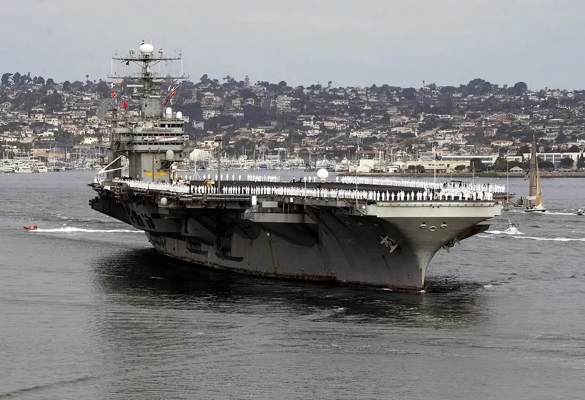 پاسخ قاطع پهپاد ایرانی به قدرت‌نمایی ناو آمریکا / آبراهام لینکلن غافلگیر شد