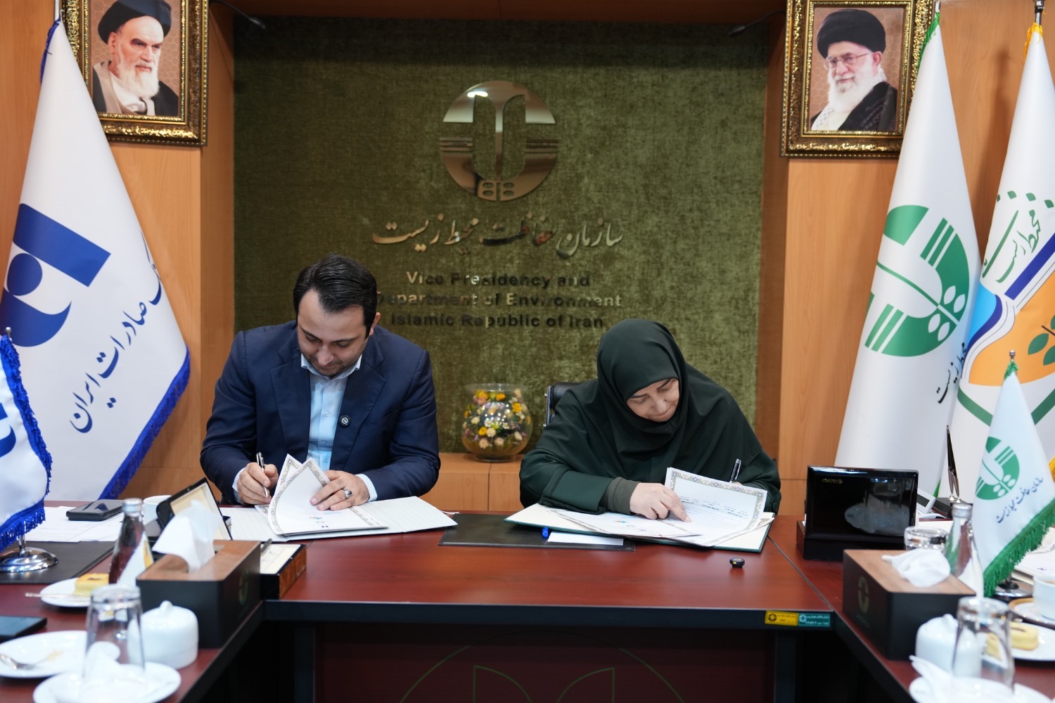 محسن سیفی: صیانت از دارایی نسل آینده اهمیت ویژهای برای بانک صادرات ایران دارد / شینا انصاری: توسعه همکاری با بانک صادرات ایران الگوی بدیع برای پاسخ به نیازهای محیط زیست کشور خواهد بود محسن سیفی: صیانت از دارایی نسل آینده اهمیت ویژهای برای بانک صادرات ایران دارد / شینا انصاری: توسعه همکاری با بانک صادرات ایران الگوی بدیع برای پاسخ به نیازهای محیط زیست کشور خواهد بود