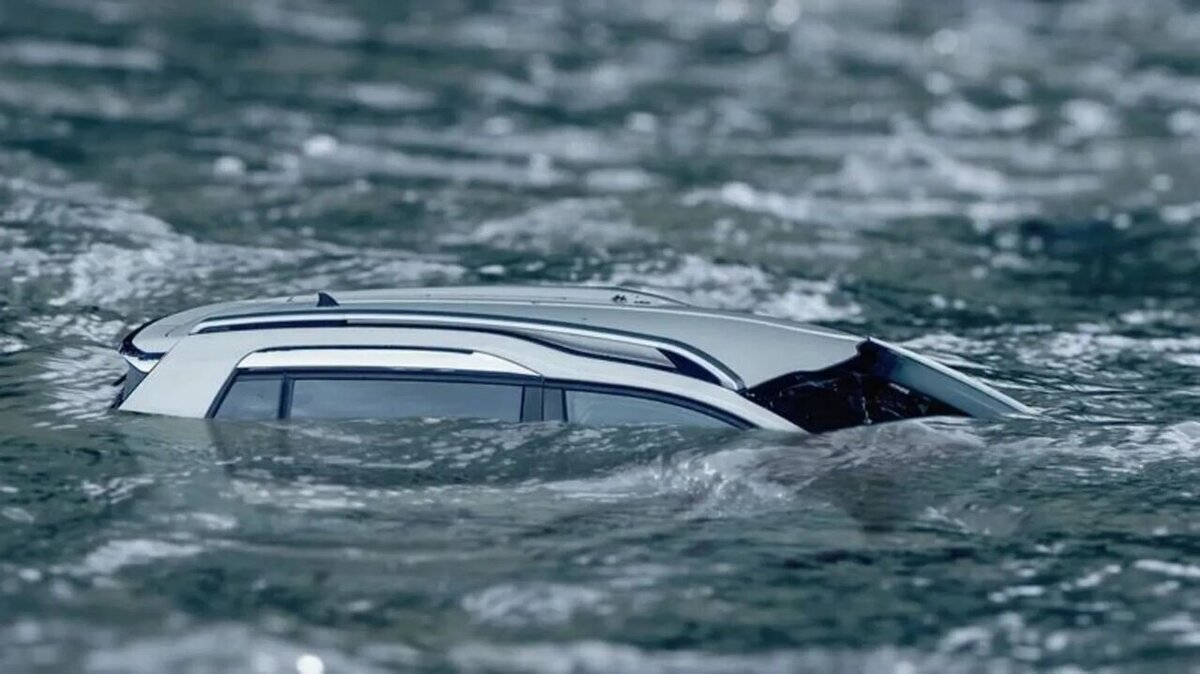 سقوط خودرو به دریا و نجات راننده + فیلم