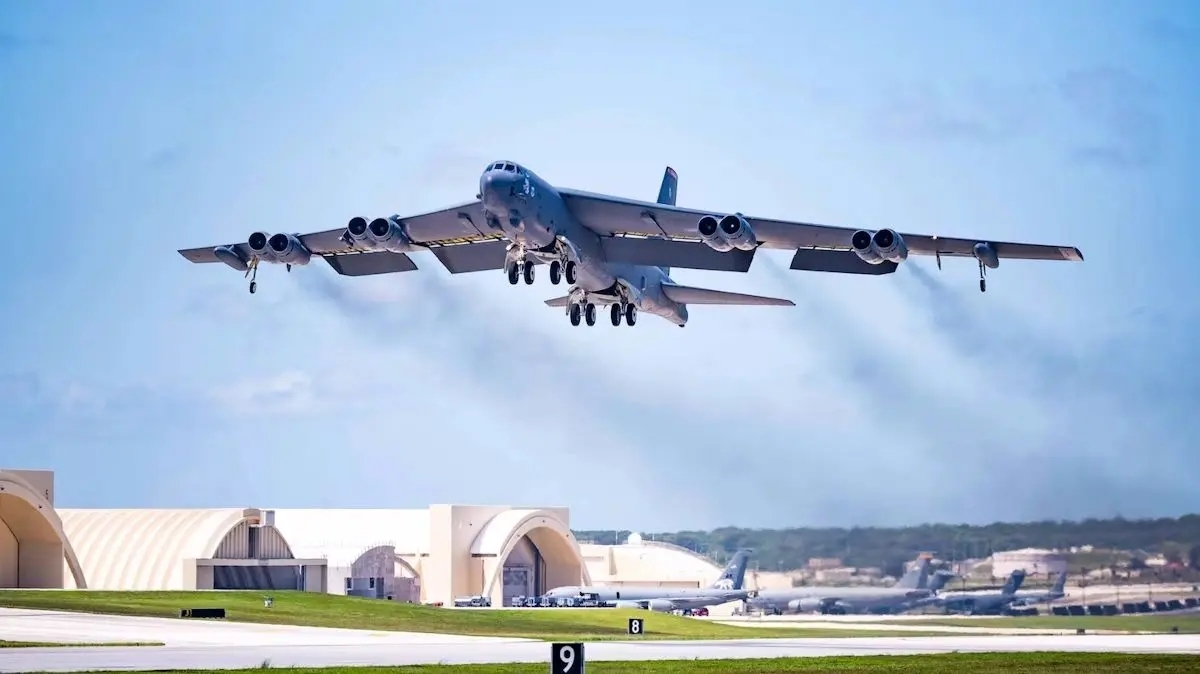 پرواز بمب‌افکن‌های B-۵۲ آمریکا در نزدیکی مرز ایران + فیلم